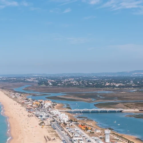 Vista aérea de la costa de la Ría Formosa, Portugal